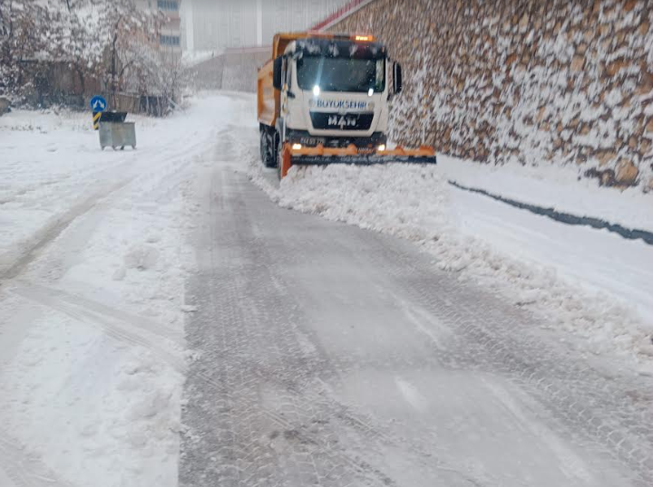 21 Mahallede Kar Küreme ve Yol Açma Çalışmaları Devam Ediyor