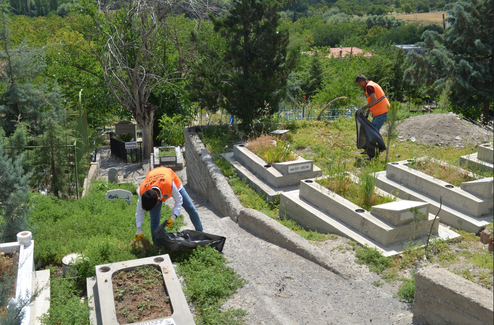 Battalgazi Belediyesi Ekipleri Mezarlıklarda Bakım Çalışması Yaptı