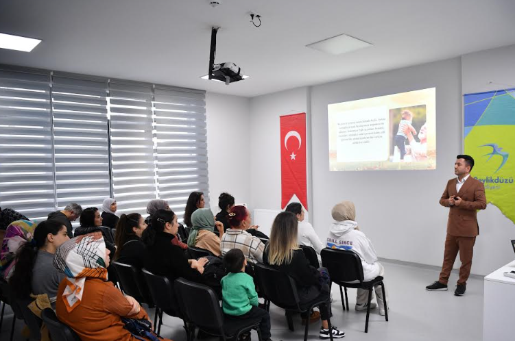 Beylikdüzü'nde "Nesiller Arası Aktarım" Semineri Düzenlendi