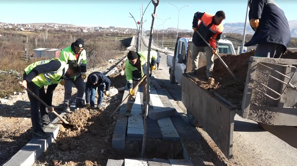 Büyükşehir Belediyesi Kuzey Kuşak Yolu’nu Yeşillendiriyor