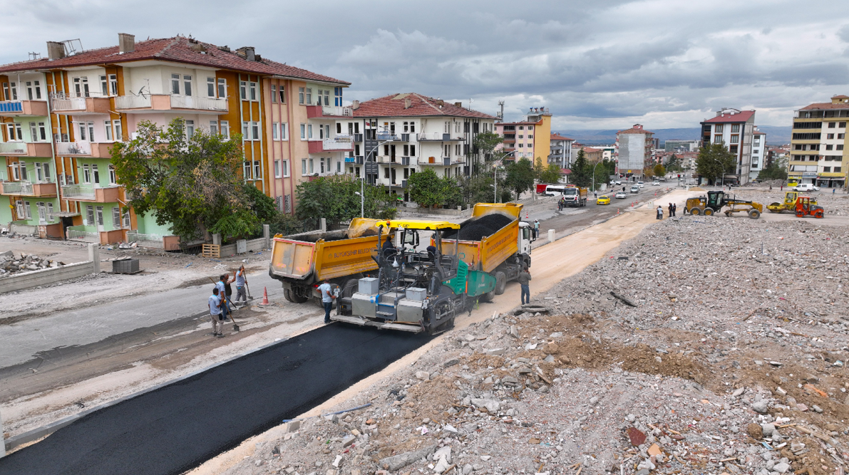 Büyükşehir Belediyesi Tevfik Temelli Caddesi’nde Geçici Kaldırım Çalışması Yapıyor