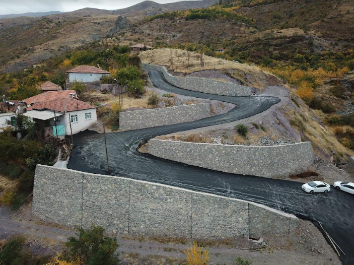 Büyükşehir Belediyesi Yol Güvenliğini Artırmak İçin Köprü, Menfez ve Taş Duvar İnşa Ediyor