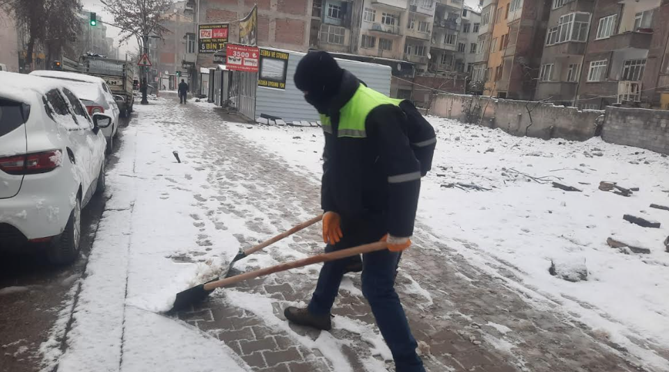 Büyükşehir Belediyesinden Yoğun Kar Mesaisi