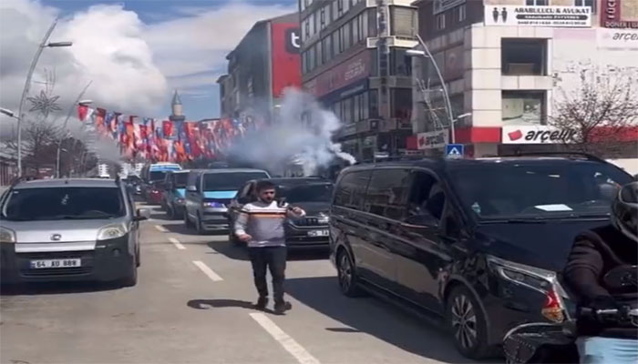 CHP  Erzurum'da Onlarca Araçla Şehir Turu Yaptı