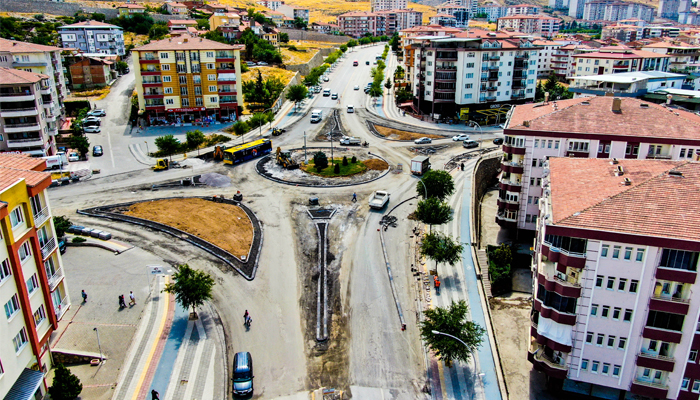 GÜRKAN: AKILLI KAVŞAKLAR İLE TRAFİK AKIŞI DAHA DÜZENLİ HALE GETİRİLİYOR