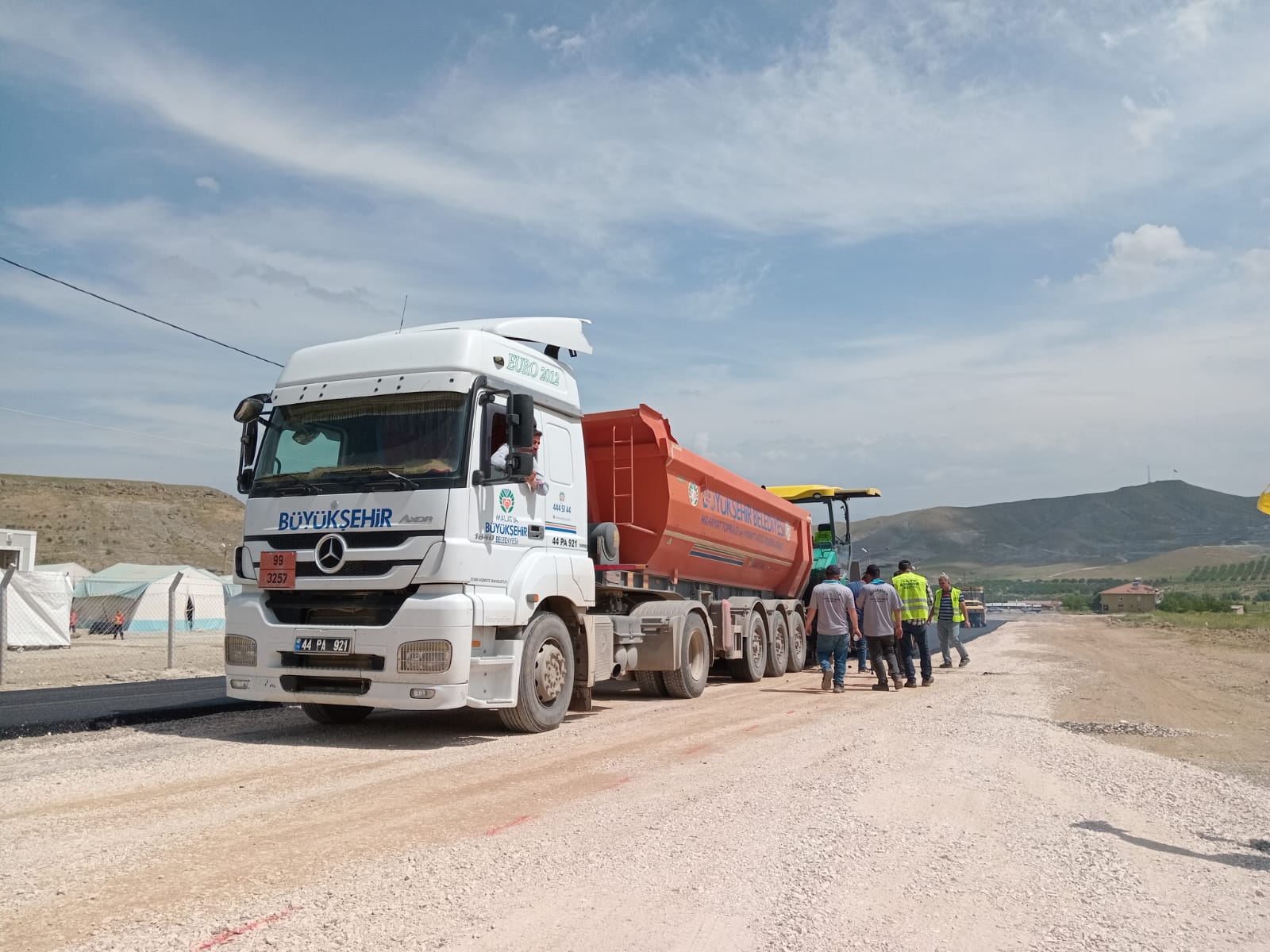 Malatya Büyükşehir Belediyesi Yol Çalışmalarına Devam Ediyor