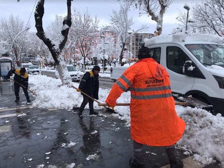 Malatya'da yoğun kar yağışı nedeniyle 530 mahallenin yolu kapandı