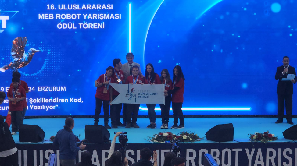 Robotik Yarışması'ndan 5 Ödülle Döndü