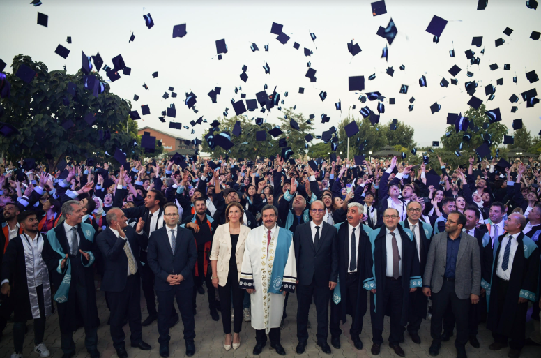 Turgut Özal Üniversitesi’nde Mezuniyet Heyecanı