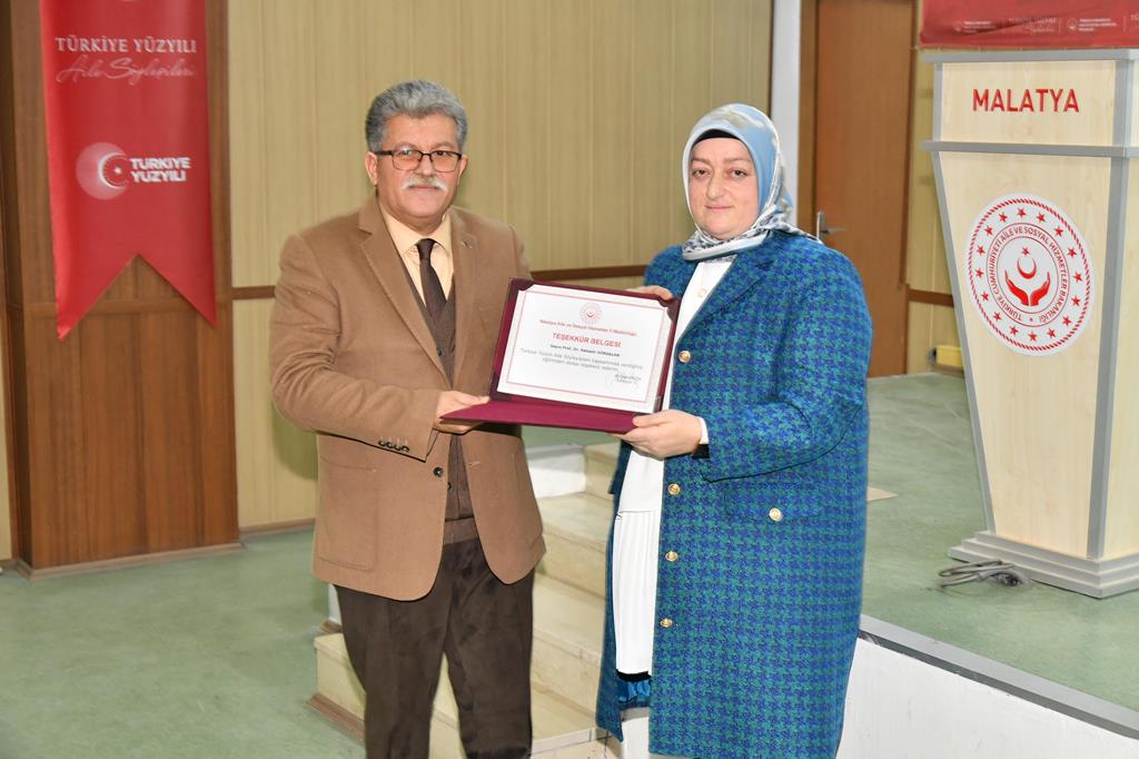 Vali Ersin Yazıcı’nın Hanımefendi Hanife Yazıcı “Aile, Hayat Boyu Gelişim ve Öğrenme” Adlı Söyleşi Programına Katıldı