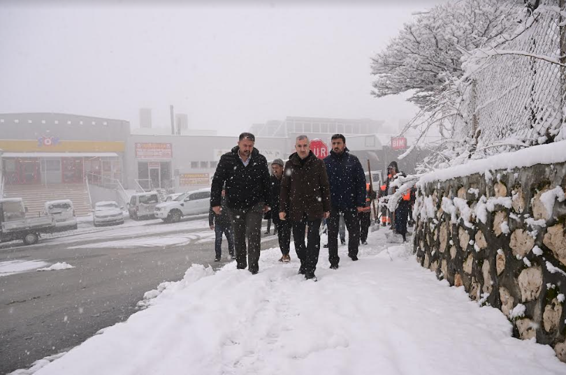 Yeşilyurt Belediyesi Ekipleri, Kar Yağışına Hızla Müdahale Ediyor